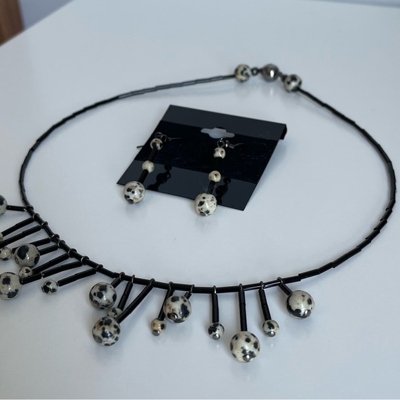 💕3/20$ NWOT Unique Beaded Necklace and Dangling Earrings Set - Picture 3 of 4